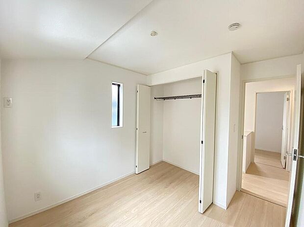 【リビング以外の居室】大きな窓からたっぷりと陽光が注がれる明るい空間。家族の成長に対応できる永住仕様の間取り。一日の疲れを癒やしてくれる、時を忘れて過ごせる空間。