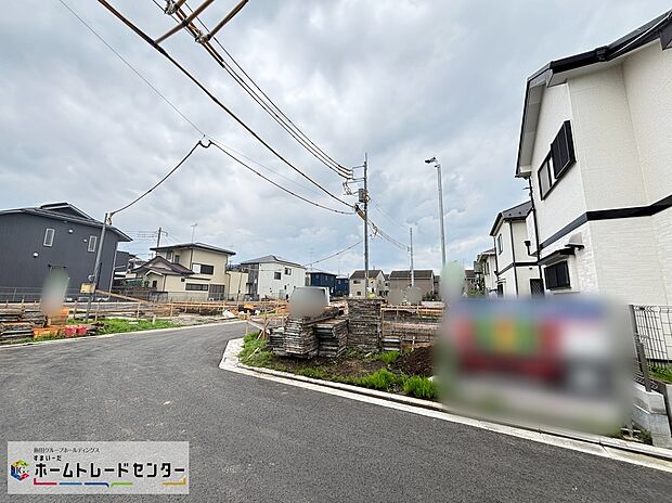 【前面道路含む現地写真】☆街に溶け合う美しい景観を生みだせるシンプルシックでおしゃれな外観と住み心地を考え貫いた設計!「ゆとりある落ち着いた暮らし」を叶えます♪