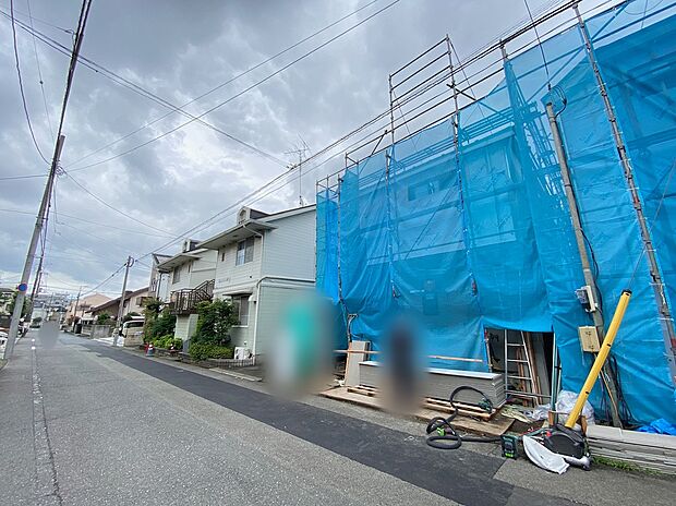 【前面道路含む現地写真】住人以外の車の進入も少なく、小さなお子様を持つご家庭にも安心。