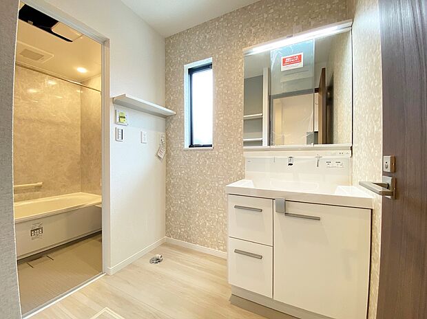 【☆Powder Room☆ 】☆Powder Room☆
収納スペースもバッチリなこちらの洗面化粧台。忙しい朝の時間にお役立ち!化粧品やヘアケア用品など細かな物もしっかり収納しておけるから「あれ?アレどこだっけ?」がなくなること間