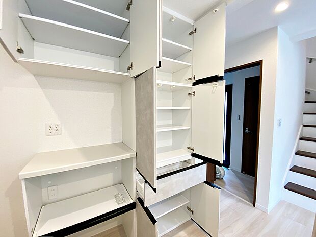 【☆Room☆ 】☆System Kitchen☆
いつもご家族と一緒に過ごせるのが対面キッチンの魅力!今日の出来事を話しながら、一緒にお料理をしながら…いつもご家族の笑顔が近くにあります。