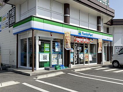 ファミリーマート青梅千ヶ瀬店 750m(徒歩10分)