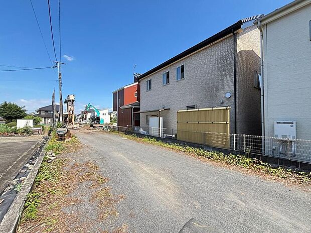 【前面道路含む現地写真】☆街に溶け合う美しい景観を生みだしているにも関わらず、採光や風通しを考えて設計された間取り。近隣との視線を考え、街全体で調整される窓位置。外観だけでなく、そこに住まうご家族の心地よさを最優先しました。