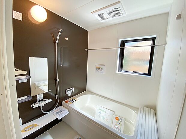 【☆System Bath☆ 】☆System Bath☆
『一日の疲れを落としてくれる場所は、一番落ち着く場所でなければならない』高級感溢れるカラーと大きさ・柔らかな曲線で構成された半身浴も楽しめるバスタブの心地よさを是非!!