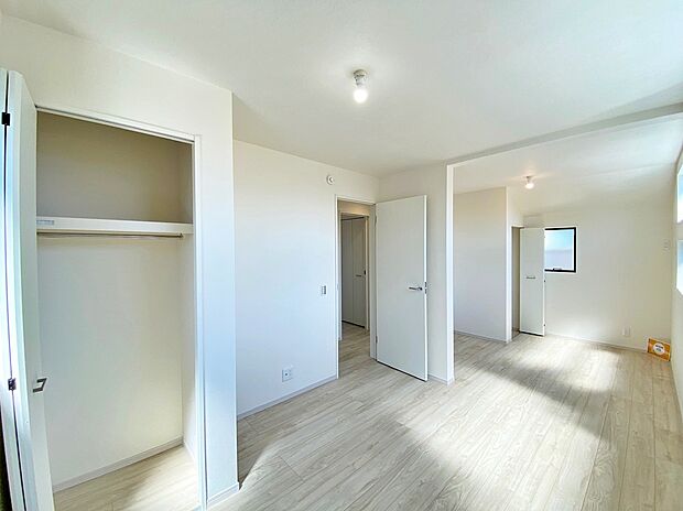 【☆Room☆ 】☆Room☆
各部屋を最大限に広く使って頂ける様、全居住スペースに収納付。プライベートルームはゆったりと快適に。