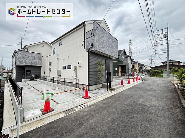 【前面道路含む現地写真】☆街に溶け合う美しい景観を生みだしているにも関わらず、採光や風通しを考えて設計された間取り。近隣との視線を考え、街全体で調整される窓位置。外観だけでなく、そこに住まうご家族の心地よさを最優先しました。