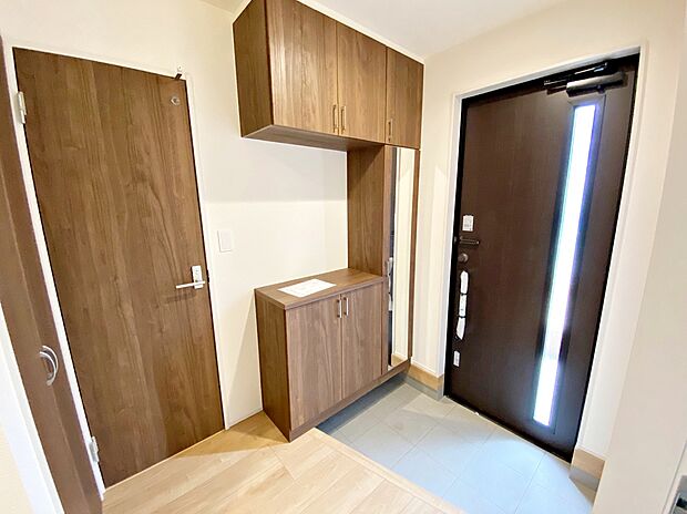 【☆Entrance☆ 】お家に出会う人々を迎える玄関だからこそ、広々清潔感あふれる空間にしたいものです。採光・通風にも配慮された設計で毎日明るい空間をキープします♪