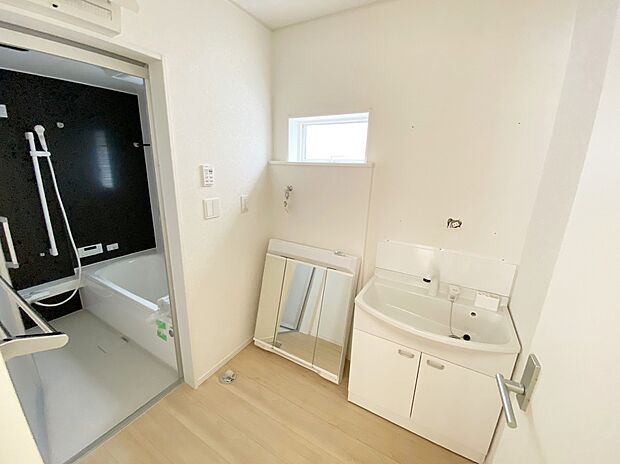【☆Powder Room☆】☆Powder Room☆
収納スペースもバッチリなこちらの洗面化粧台。忙しい朝の時間にお役立ち!化粧品やヘアケア用品など細かな物もしっかり収納しておけるから「あれ?アレどこだっけ?」がなくなること間