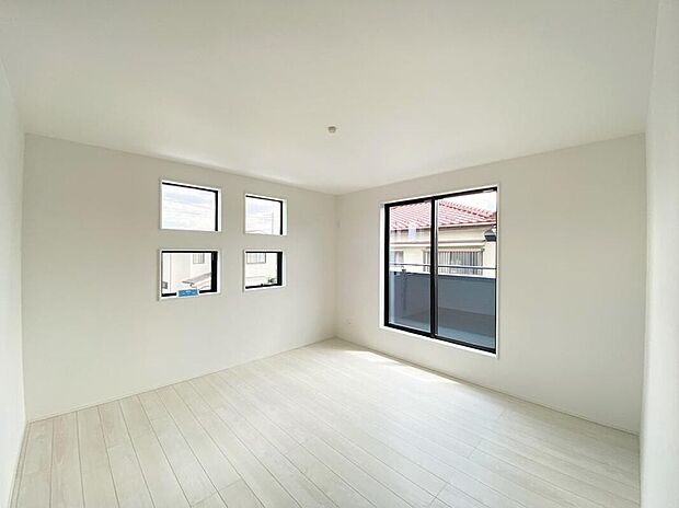 【リビング以外の居室】バルコニーに面したお部屋は、通風・採光共に良好な上、解放感タップリ♪明るいお部屋は住まう人の心も明るくしてくれますね☆