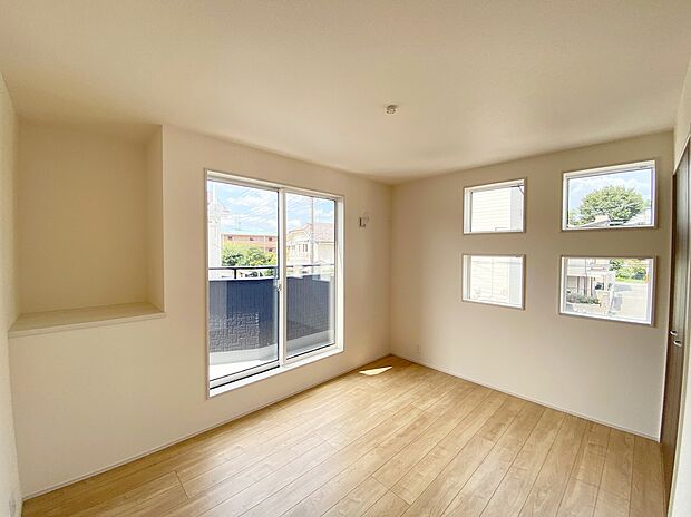【☆Room☆ 】☆Room☆
バルコニーに面したお部屋は、通風・採光共に良好な上、解放感タップリ♪
明るいお部屋は住まう人の心も明るくしてくれますね☆