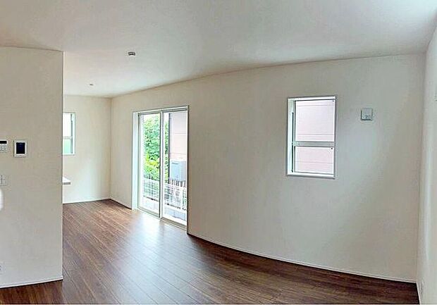 【☆Living　Room☆】会話が弾むリビング、料理が愉しくなるキッチン。家は、ただ生活する場ではなく、暮らしを愉しく、快適にする場所。笑顔の毎日、安らぎの日々のために、最新の設備・仕様を採用。