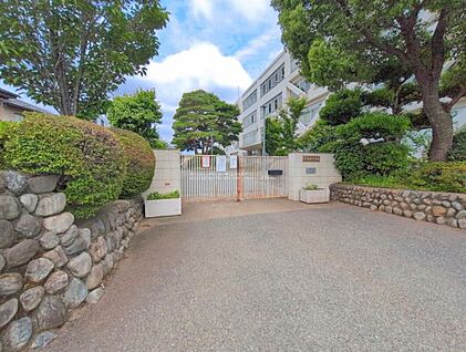 昭島市立拝島中学校 550m (徒歩7分)