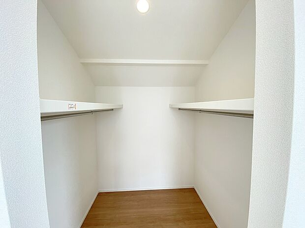 【☆Walk-in-Closet☆】季節物のお洋服や上着もスッキリと収納して頂けます☆毎日お洋服を選ぶのも楽しくなりそうですね♪♪