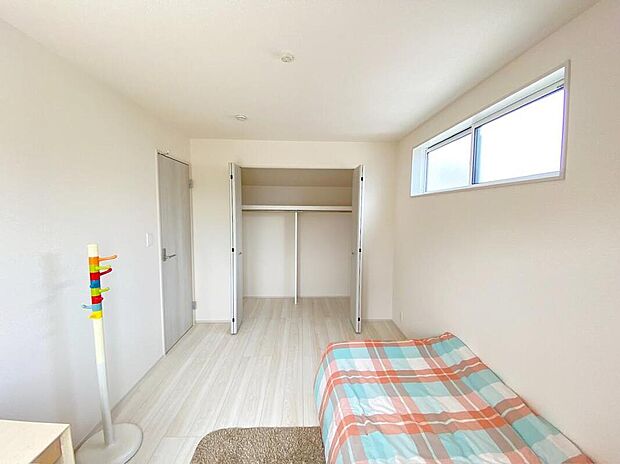 【☆Room☆】居室にはクローゼットを完備し、自由度の高い家具の配置が叶うシンプルな空間です。お子様の成長と共に必要になる子供部屋にぴったりの間取りですね。