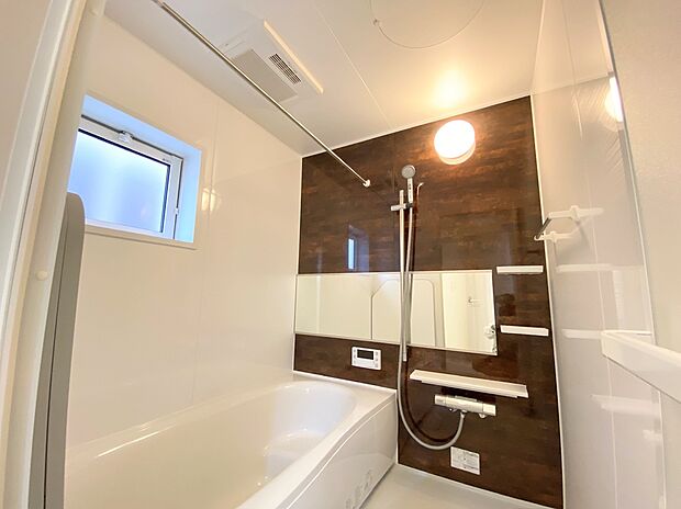 【☆System Bath☆ 】~Bathroom~
毎日の疲れを癒す浴室は1坪タイプです。足を伸ばしてゆっくりとくつろげます。窓があるので、湿気もこもらないのも、うれしいですね♪