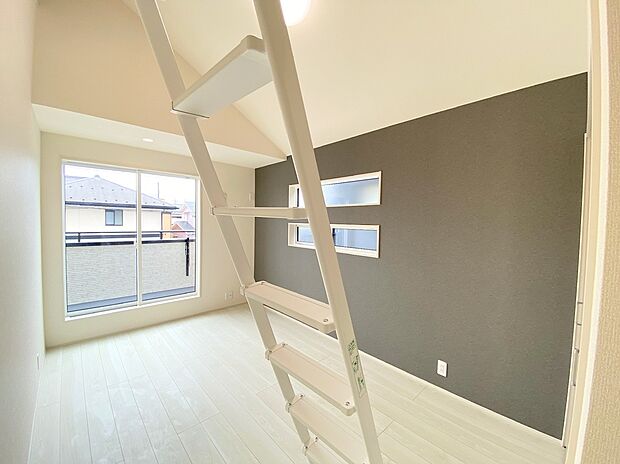 【☆Room☆ 】☆Loft☆
生活スタイルに合わせて自由に使えるロフト♪増えがちな季節の衣類や本、趣味の道具などもすっきりと片付きます。大切なものを保管してください♪