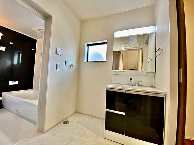 【☆Powder Room☆ 】☆Powder Room☆
収納スペースもバッチリなこちらの洗面化粧台。忙しい朝の時間にお役立ち！化粧品やヘアケア用品など細かな物もしっかり収納しておけるから「あれ？アレどこだっけ？」がなくなること間