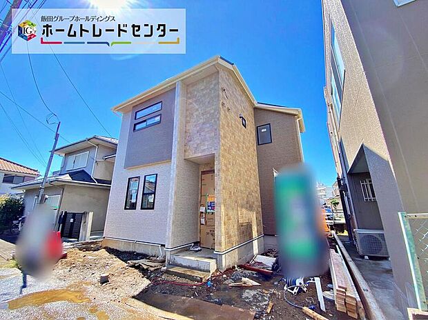 【現地外観写真】☆街に溶け合う美しい景観を生みだせるシンプルシックでおしゃれな外観と住み心地を考え貫いた設計!「ゆとりある落ち着いた暮らし」を叶えます♪
