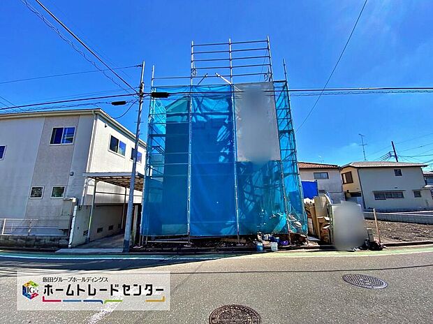 【現地外観写真】☆街に溶け合う美しい景観を生みだせるシンプルシックでおしゃれな外観と住み心地を考え貫いた設計！「ゆとりある落ち着いた暮らし」を叶えます♪