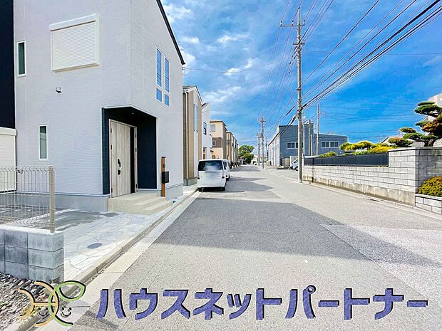前面道路でお車を駐車するのも楽々。