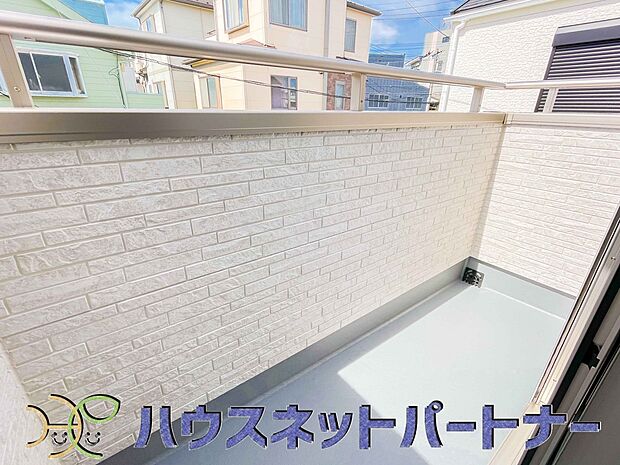 太陽の光が燦々と降り注ぐ広さのあるバルコニーで毎日のお洗濯も快適に。太陽は心を元気にしてくれますよね。