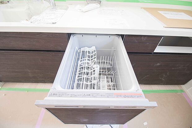 【その他設備(食器洗浄機(同仕様設備))】食器洗いのわずらわしさから開放してくれる嬉しい設備。後片付けの手間を減らし奥様の時間を有効活用できます。お湯と洗剤を使う機会が少なくなるため、手荒れ防止にも。