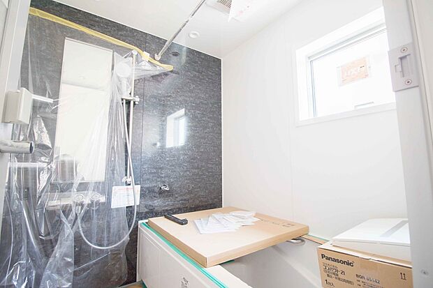 【その他設備(浴室(同仕様設備))】高級感溢れるカラーと大きさ・柔らかな曲線で構成された半身浴も楽しめるバスタブが心地よさをもたらします。