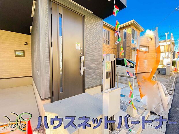 【玄関】玄関の扉を開けるとそこは家族の待つお家。笑い声が聞こえてきそう。