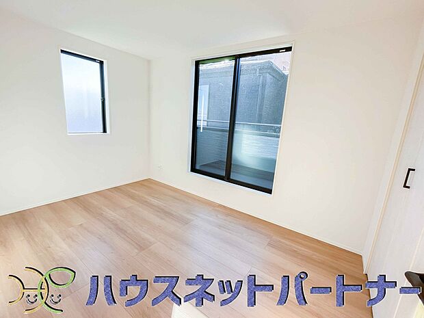 【寝室】ベッドを置いて主寝室をイメージ。それでも広々してますね。