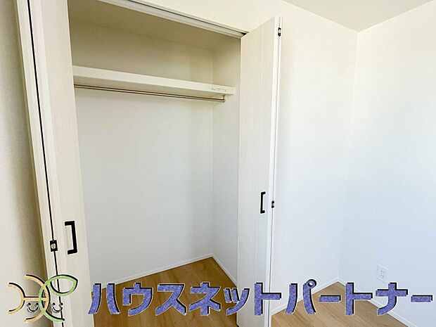 【収納】壁面クローゼットのメリットは、衣類が横一列に並ぶためひと目で洋服が選びやすいこと。衣類をたくさんお持ちの方も、限られたスペース内に無理なく収納することができます。