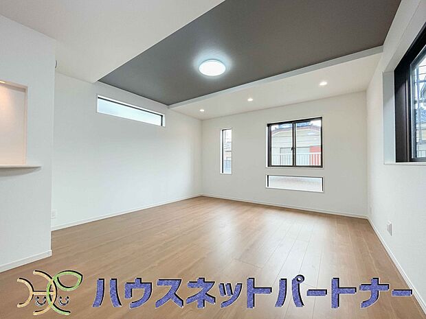 【リビング】天井の中央部分を周囲より一段高くとったデザインを折上天井といいます。部屋に立体的な奥行きを生み出し、スタイリッシュな空間を演出します。天井を広く見せる視覚的効果も。