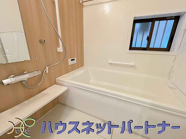 【浴室】窓がある浴室は心地よいバスタイムを演出してくれます。早起きした日は朝風呂で一日の始まりです。