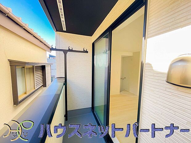 【バルコニー】洗濯物を干したり、布団を干したり、ゴミを一時保管したり…　