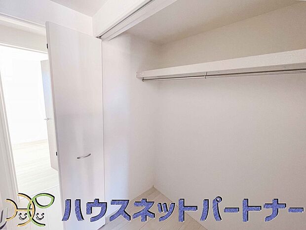 【収納】壁面クローゼットのメリットは、衣類が横一列に並ぶためひと目で洋服が選びやすいこと。衣類をたくさんお持ちの方も、限られたスペース内に無理なく収納することができます。