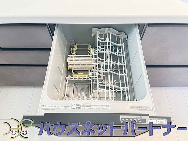 【食器洗浄乾燥機】食器洗いのわずらわしさから開放してくれる嬉しい設備。後片付けの手間を減らし奥様の時間を有効活用できます。お湯と洗剤を使う機会が少なくなるため、手荒れ防止にも。