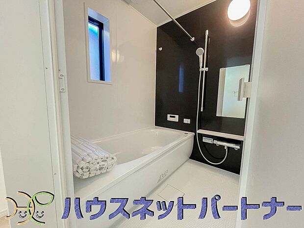 【浴室】全身浴と半身浴ができる高い機能性と、満水容量を削減して水道・光熱費を節約しました。デザインとエコ性能を両立させた、これからのスタンダード浴槽です。