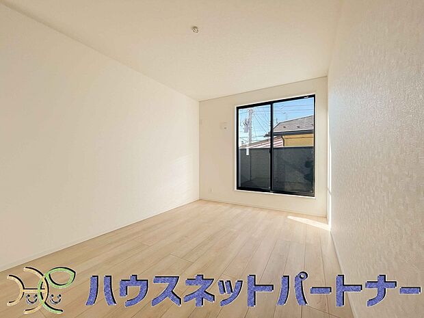 【寝室】バルコニーに直接出入りできるお部屋です。ちょっと外の空気を吸いたい時や、ベランダでミニガーデニングなども楽しめそうです。