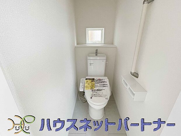 【トイレ】小窓を設置する事により明るく、通気性の良いトイレとなっております。中はゆとりのある大きさを確保しておりますので、ゆったりとお使い頂けます。