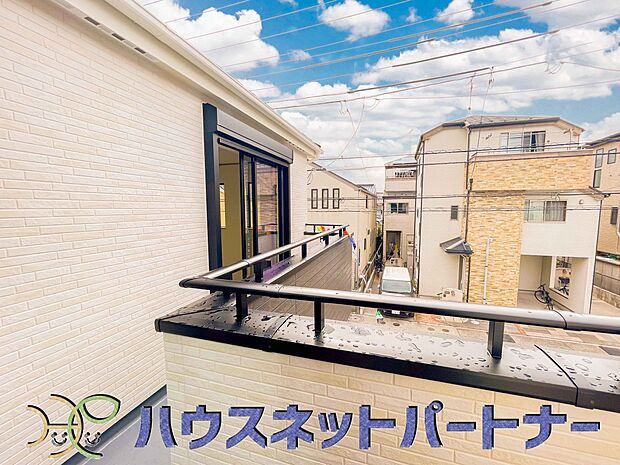 【バルコニー】陽当りが良いと、洗濯物が乾きやすいですし、湿気やカビの心配も減るので快適です。寒い冬の日でも、日差しが届くと家の中が暖かくなりますね。