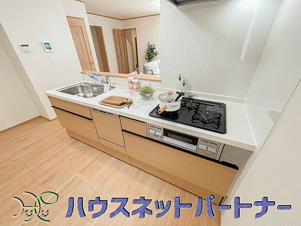 【キッチン】ビルトイン食器洗乾燥機完備。家事のお手伝いをしてくれる奥様の味方です。食器を洗っている間にお掃除など、様々なシーンで家事の時短に役立つ食洗機。省スペースのビルトインタイプを採用致しました。