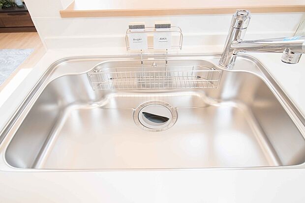 【シンク(同仕様設備)】(全面エンボス加工ステンレスシンク)傷や汚れが付きにくい全面エンボス加工シンクです。シンク底面の裏面に制振材を装着し、水はねの音や食器が当たる音を大幅に軽減する静音仕様です。