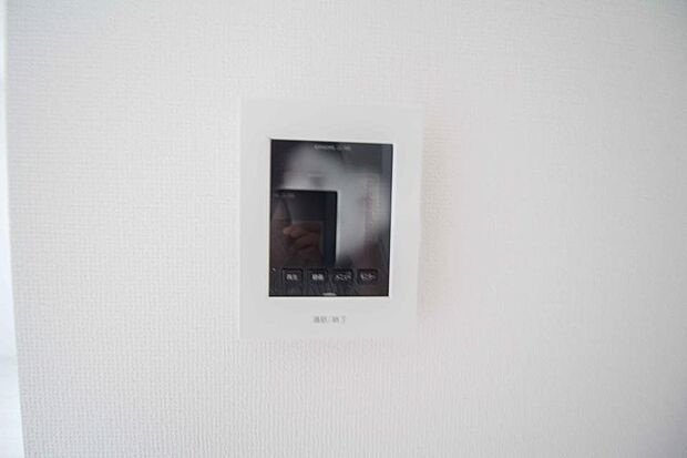 【モニター付きインターホン(同仕様設備)】TVモニター付きインターフォンは大画面でお子様のお留守番も安心です。