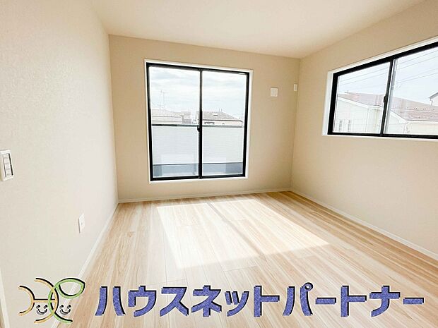 【寝室】バルコニーに直接出入りできるお部屋です。ちょっと外の空気を吸いたい時や、ベランダでミニガーデニングなども楽しめそうです。