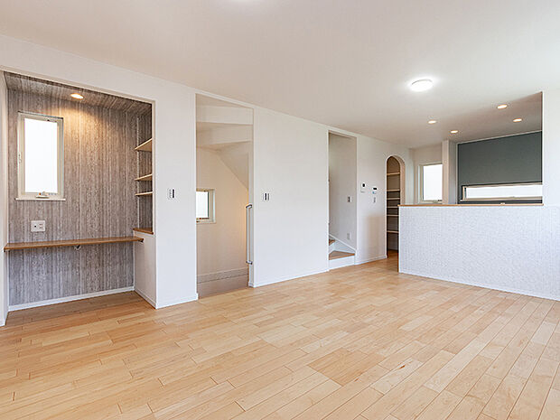 全居室に収納付き。室内の壁には漆喰、フローリングには天然木を採用するなど暮らしにやさしく仕上げています。それぞれの家庭のそれぞれの生活スタイルに合った、快適で楽しい暮らしを叶えます♪(7号棟LDK)