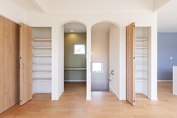 【-】キッチン脇には使い勝手の良い収納。食料品のストックや食器、調理器具などをすっきりと収納できて便利です。食料品のストックや食器、調理器具などをすっきりと収納でき、在庫も「見える化」されて、分かりやすく取り出しもスムーズにできます。高温多湿な日本の気候風土に適した天然無機質100%ヨーロッパ漆喰の原材料は「石灰石」。ずっと触れていたくなるような肌触り。化学物質を吸収・分解したりカビを防いだり、防虫効果もあるので衛生面でも安心な住まいとなっております♪