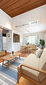 ２階リビングの良さは陽当たりが良いことも挙げられます。人気のオープンキッチンを採用し、家族とコミュニケーションがとりやすい配置なので、小さなお子さんがリビングにいても目が届くので安心。 