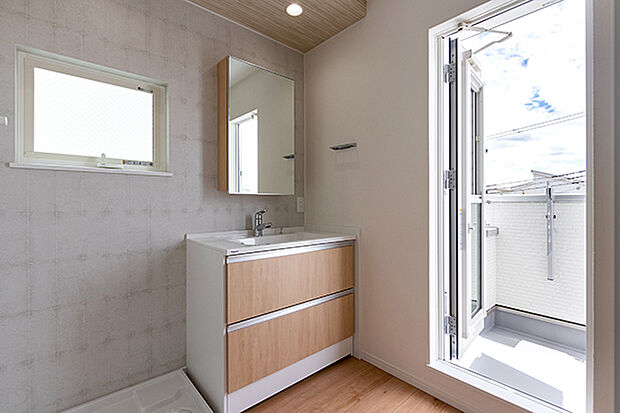 【TAKIHOUSE×パナソニック　システムユニットバス】1坪サイズが標準の浴室。広々としていて、毎日のんびりお風呂に入れます。もちろん浴室換気乾燥暖房機もついているので、梅雨の時期でも寒い冬でも1年中快適なバスルームです。
