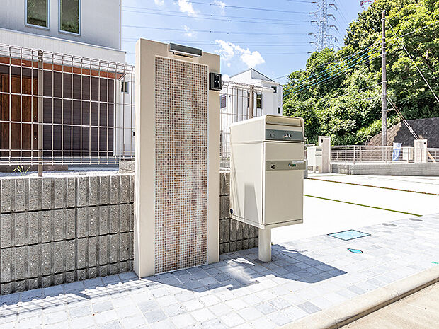 【門柱・宅配ボックス 施工例】門袖もこだわりのひとつ。すっきりとしたデザインが好印象。インターホンはLEDライト搭載のカラーモニター付で、録画機能もあり安心。
大容量の宅配BOXも装備しているため、不在時の荷受けが可能です。