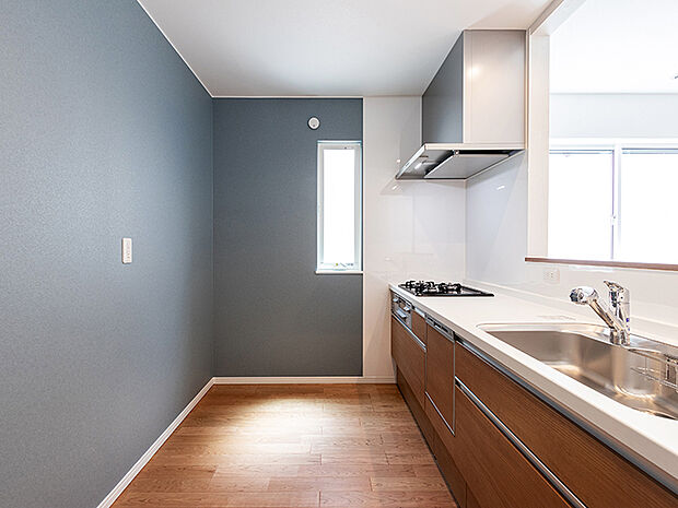 【システムキッチン(施工例)】リビングにいる家族とコミュニケーションがとりやすい、人気のオープンキッチンを採用。小さなお子さんがリビングにいても目が届くので安心。来客時には会話を楽しみながらお茶の準備ができます。