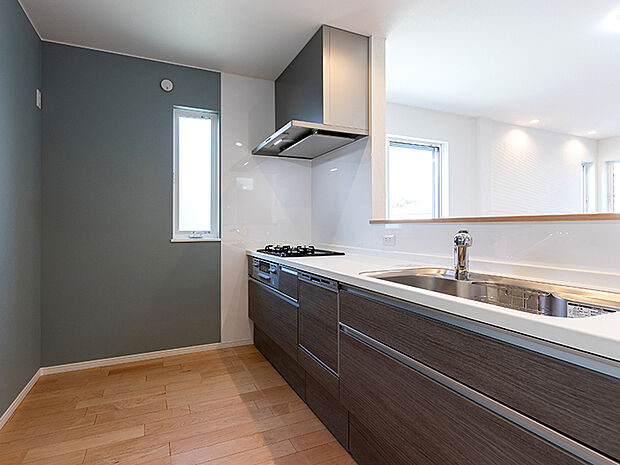 【-】毎日のお料理をもっとラクに、楽しくこなせる、パナソニックの「ラクシーナ」シリーズ。シンクは清潔感のあるベーシックなステンレスタイプで、汚れにくく傷がつきにくい素材を使用し、キレイが長持ち。シンクとカウンターの間は段差を少なくした形状で、お手入れがしやすいスキマレス。汚れがたまりにくい排水口と、ゴミが集めやすく捨てやすいアミカゴを搭載し、洗剤ラックも標準装備。レンジフードは常時換気機能が付いています。調理器具の使用頻度などが考慮された、取り出しやすいオールスライド式のシステムキッチンです。